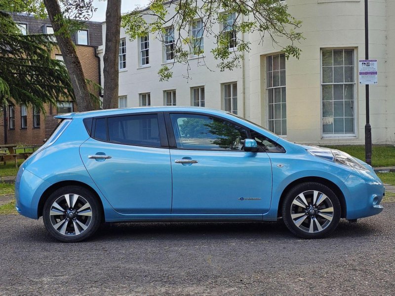 NISSAN LEAF