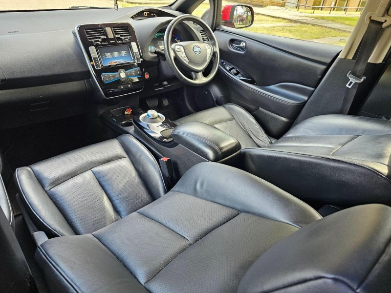 NISSAN LEAF