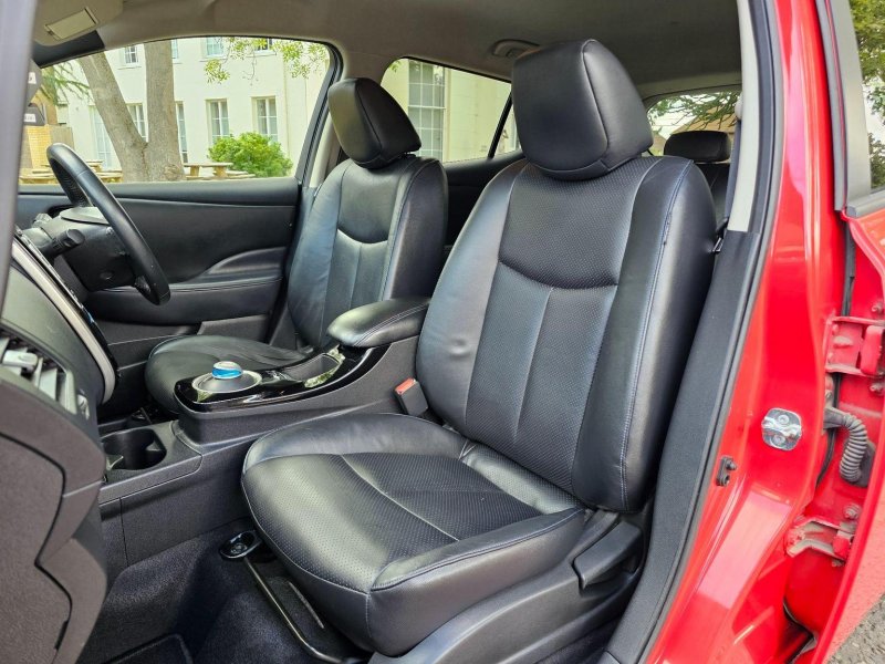 NISSAN LEAF